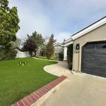 Oasis Private Entry Suite, Pool, Jacuzzi And More