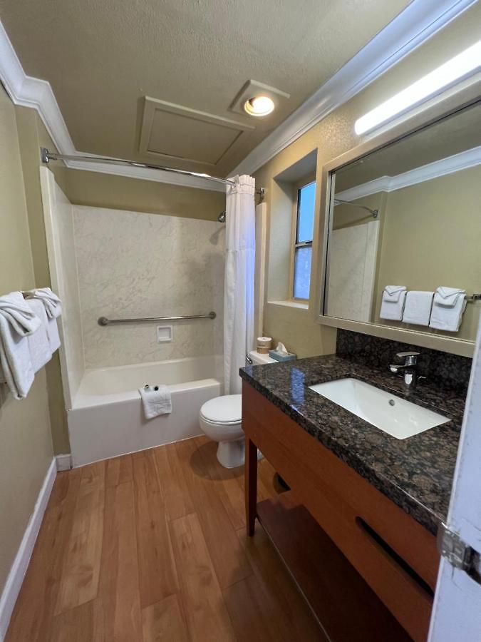 Hotel At 3*