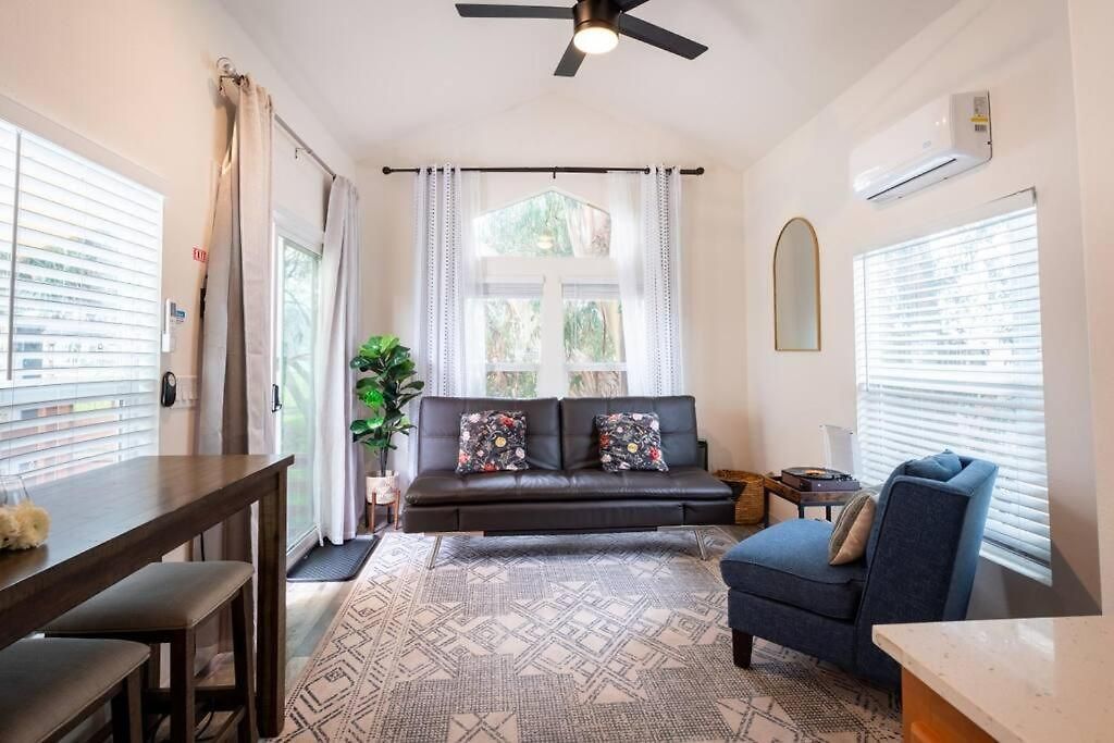 The Tiny Loft And Private Yard