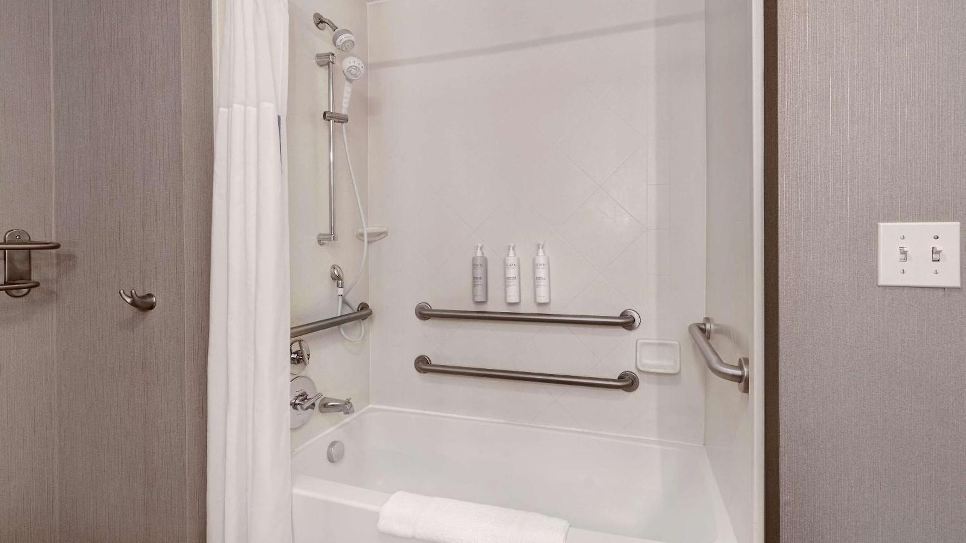 Hotel Hampton & 3*