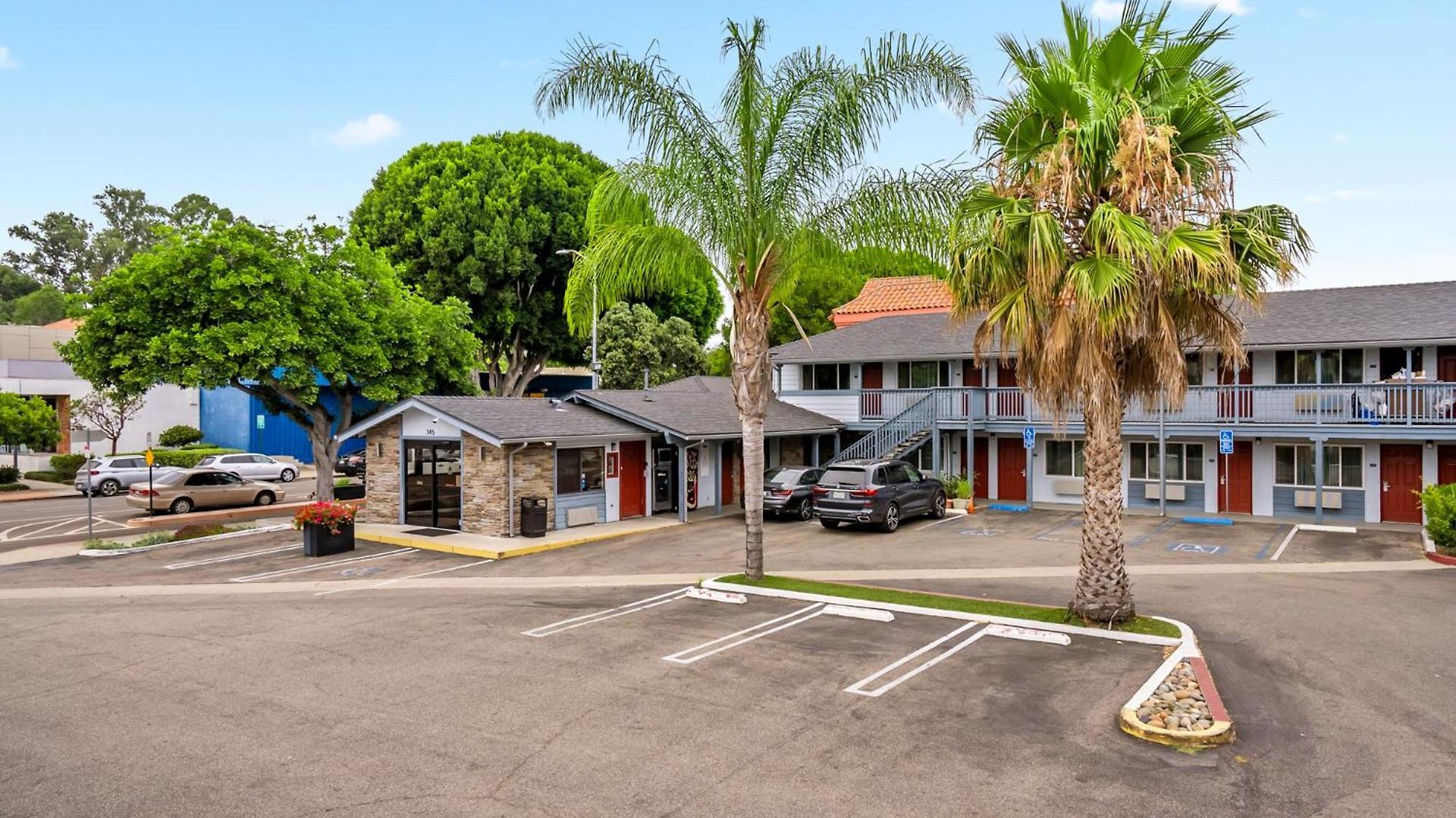 Avenue Downtown District Slo 3*