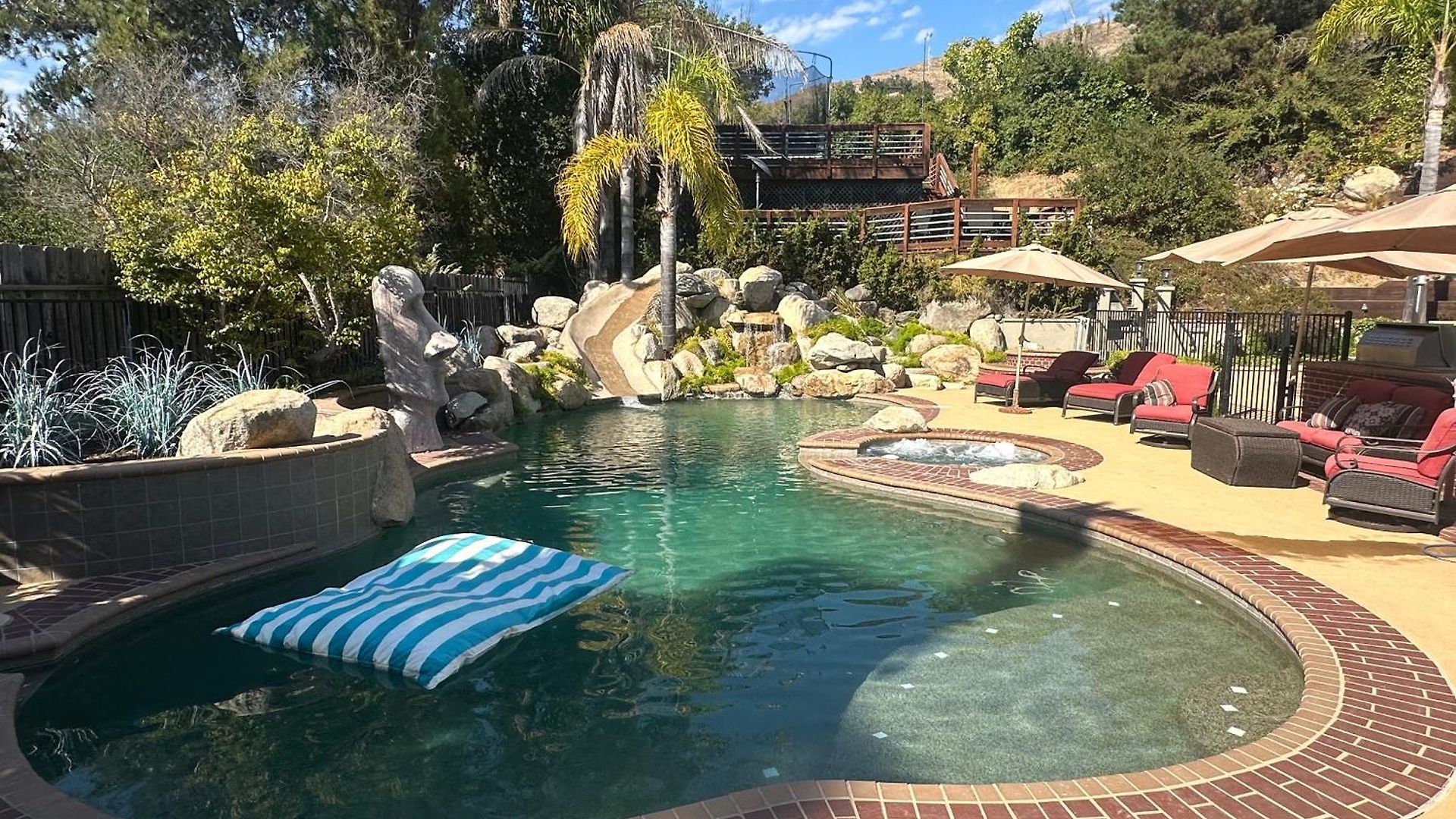 Oasis Private Entry Suite, Pool, Jacuzzi And Homestay