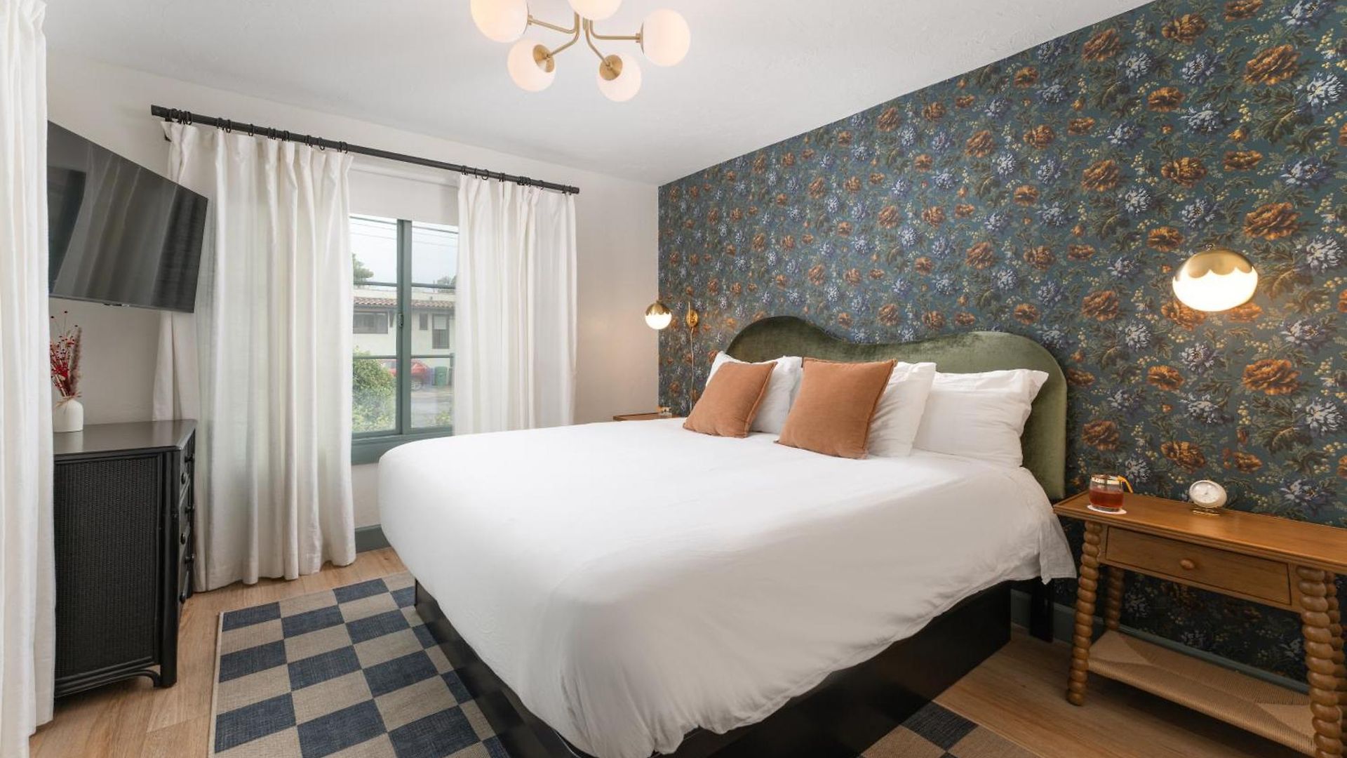 Bed & Breakfast Petit Soleil - Bed, Breakfast And Bar San Luis Obispo