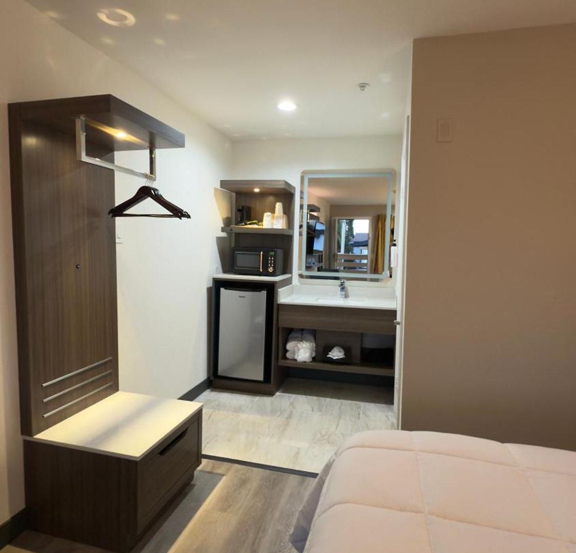 Hotel Mission *