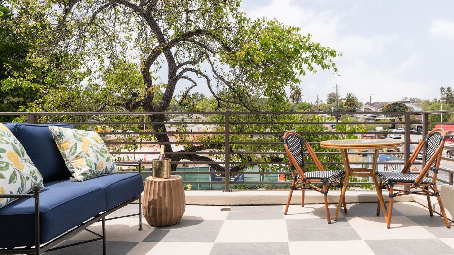 Petit Soleil - Bed, Breakfast And Bar