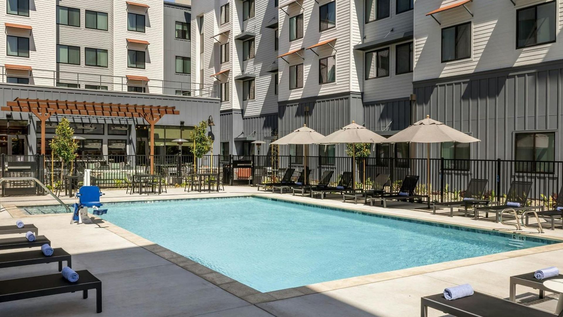 Hotel Springhill By Marriott 3*