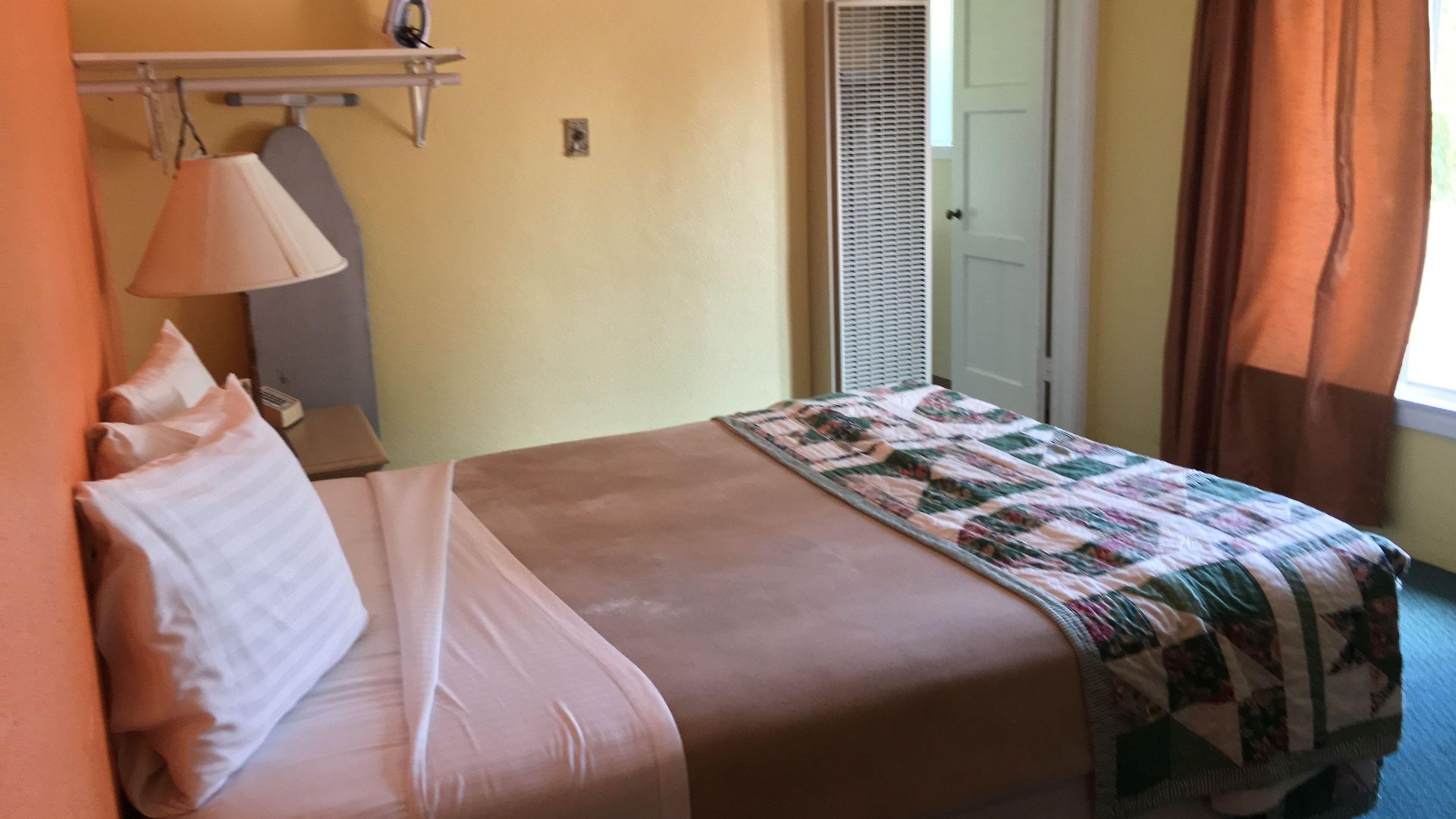 Padres Motel 2*