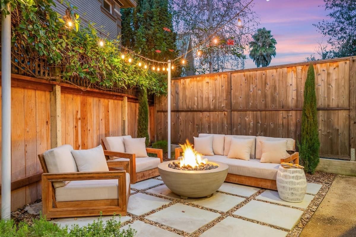 1884 Elegant Fire Pit, Tesla Tech, Near Dt *