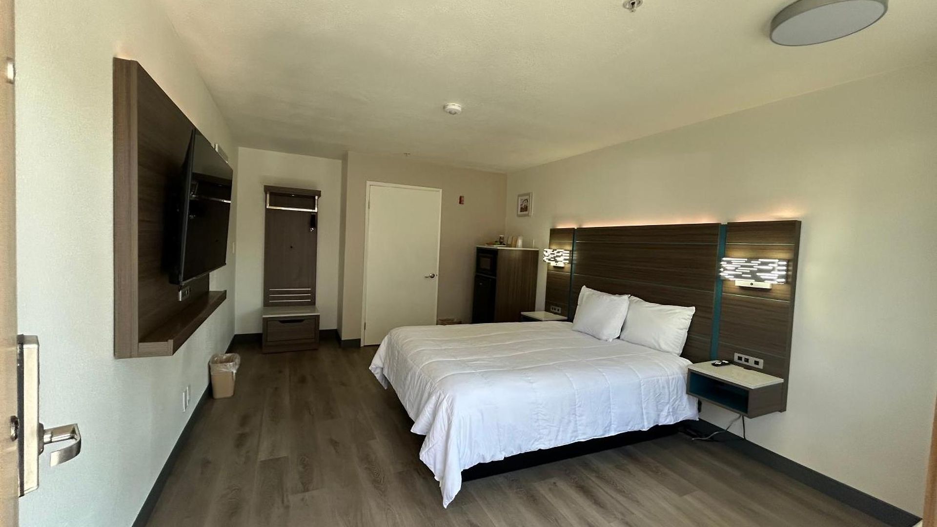Hotel Mission *