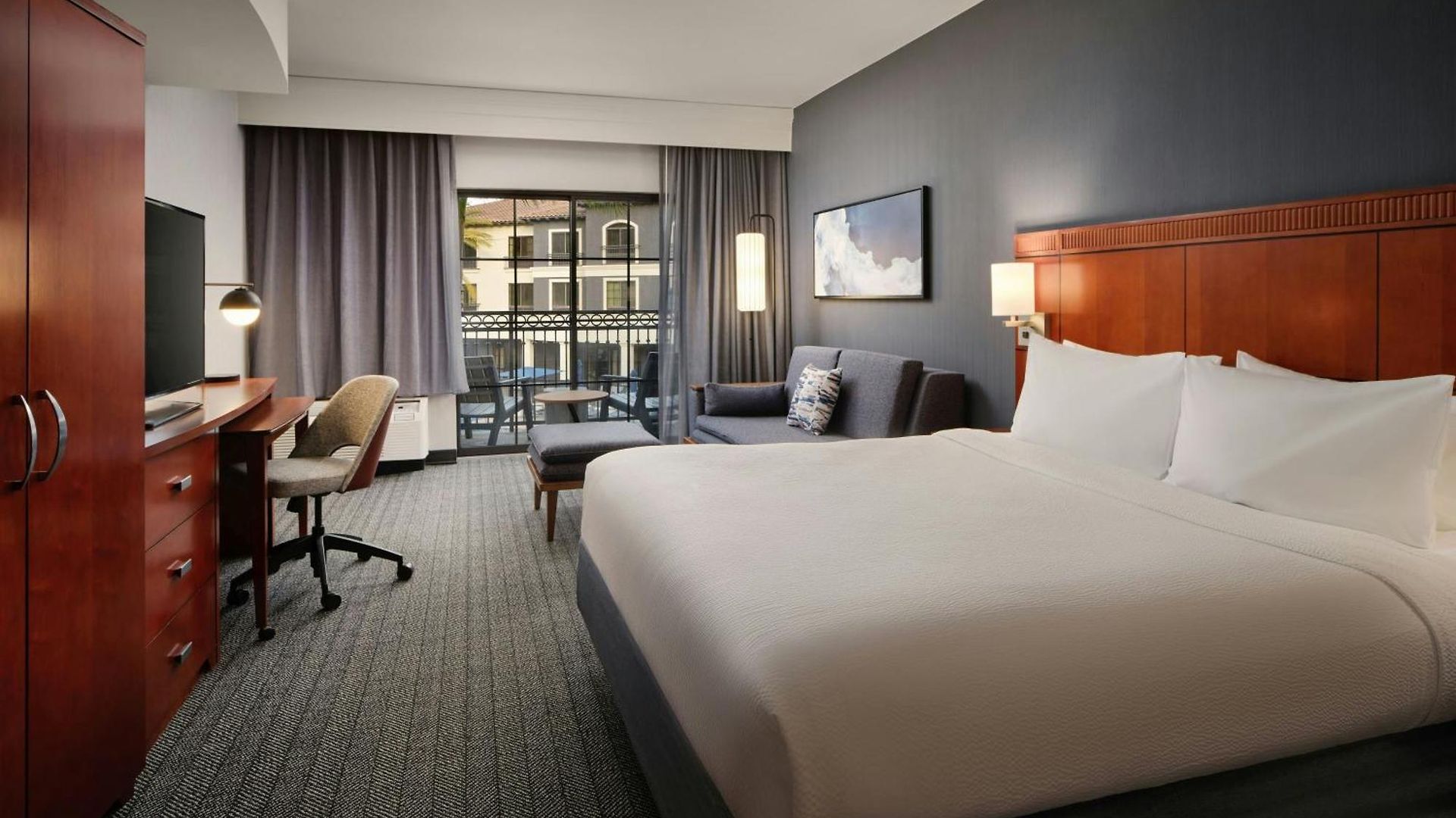 Courtyard By Marriott Hotel