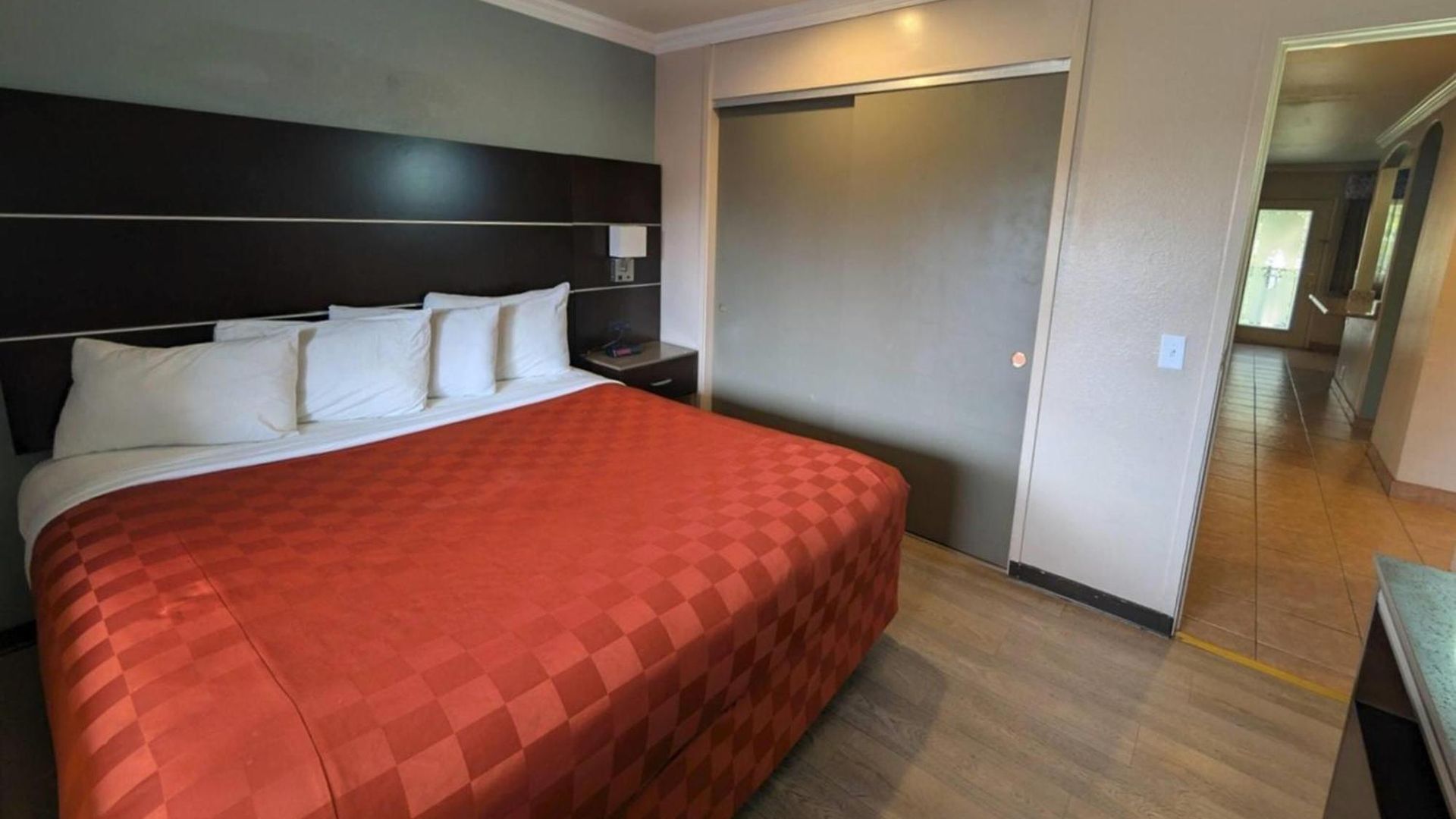 Olive Tree & Suites, A Howard Johnson By Wyndham Hotel
