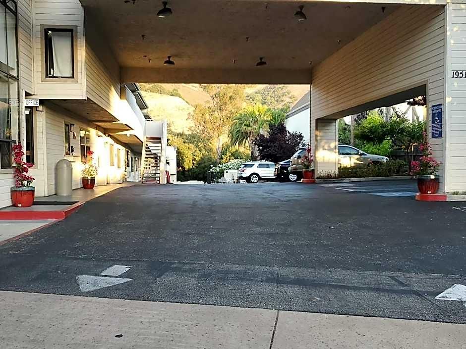 Mission Hotel *