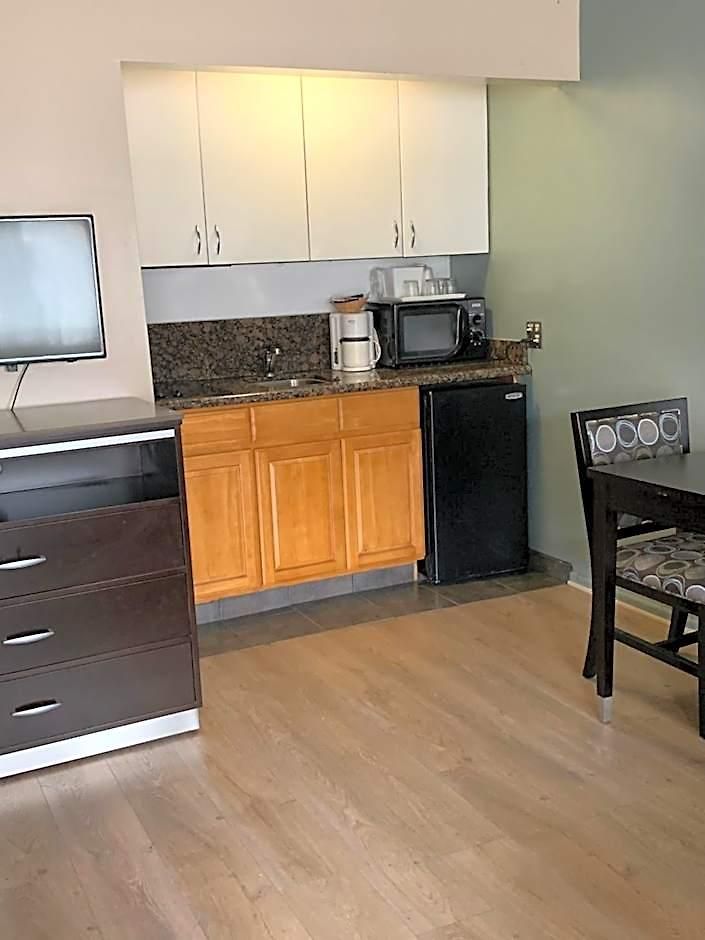 Olive Tree & Suites, A Howard Johnson By Wyndham Hotel