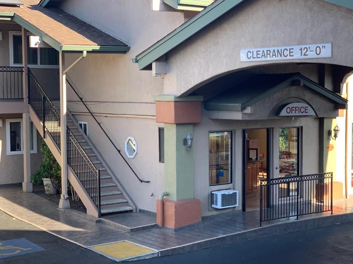 Olive Tree & Suites, A Howard Johnson By Wyndham Hotel