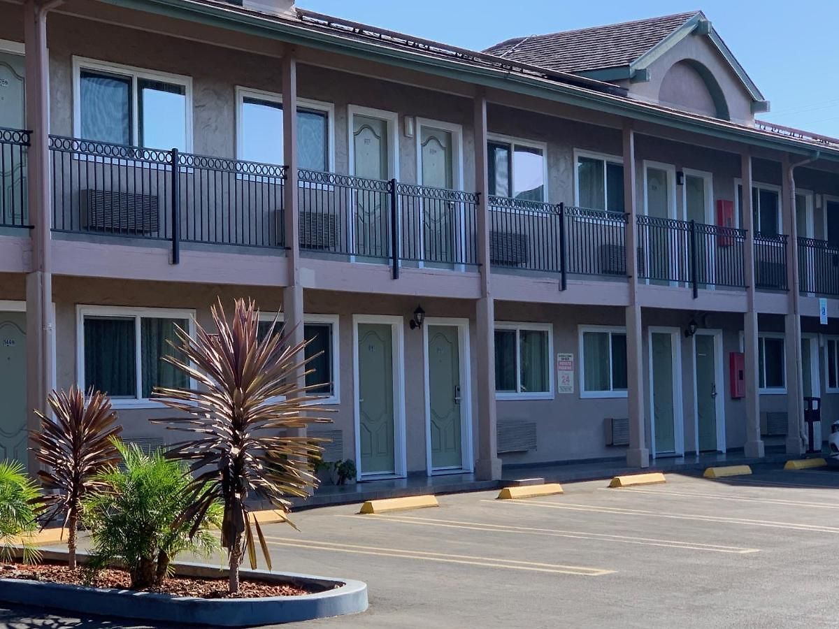 Olive Tree & Suites, A Howard Johnson By Wyndham Hotel