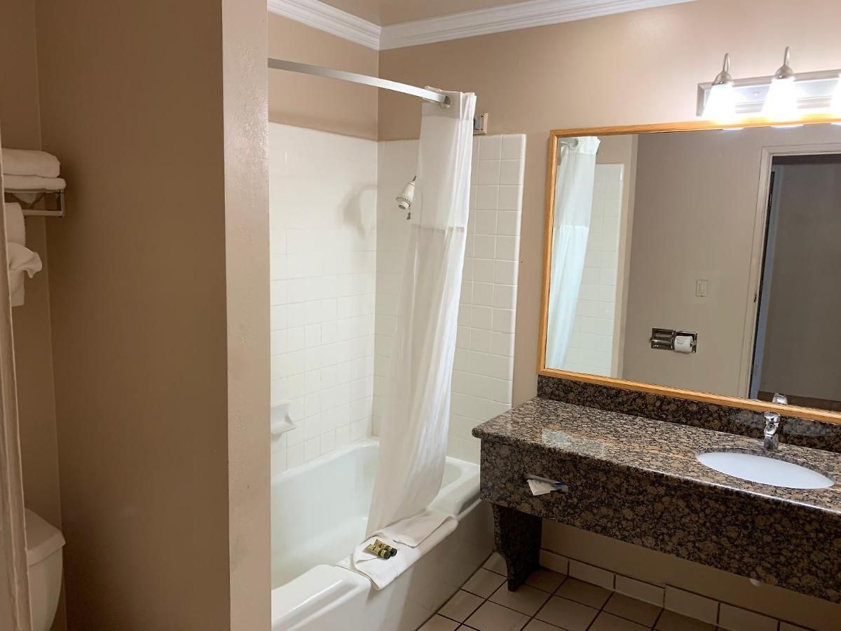 Olive Tree & Suites, A Howard Johnson By Wyndham Hotel