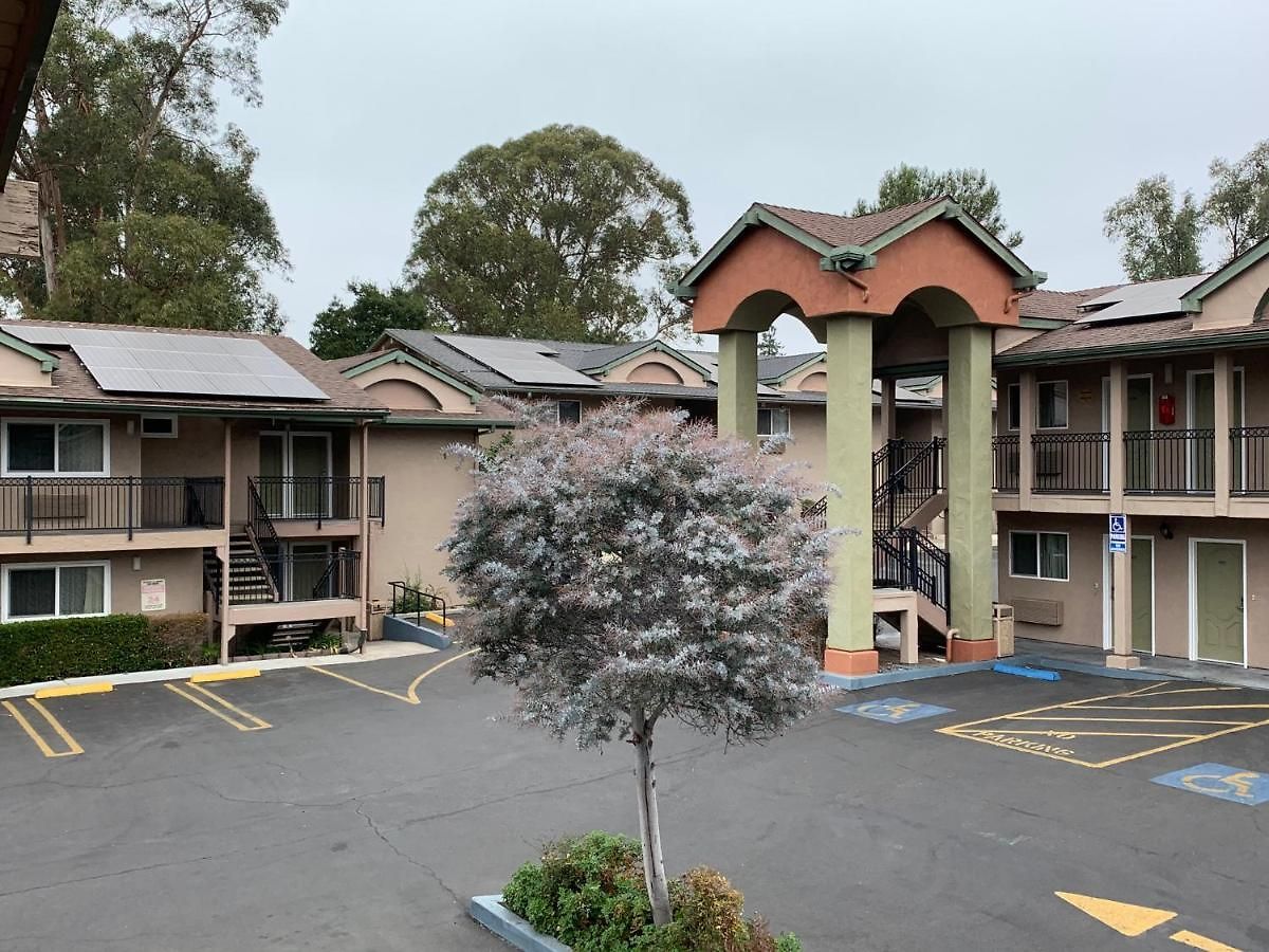 Olive Tree & Suites, A Howard Johnson By Wyndham 3*