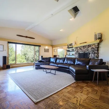 Luxury 5-bd W/ Great Views Near Downtown & Campus Holiday home