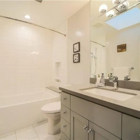 Luxury 5-bd W/ Great Views Near Downtown & Campus Holiday home *