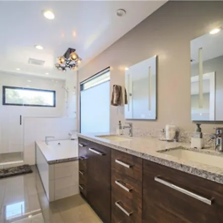 Luxury 5-bd W/ Great Views Near Downtown & Campus Holiday home