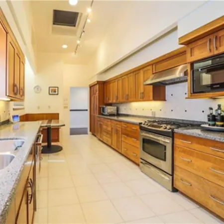 Luxury 5-bd W/ Great Views Near Downtown & Campus *