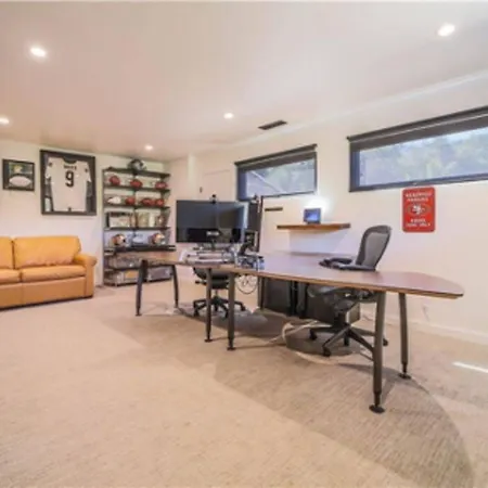 Holiday home Luxury 5-bd W/ Great Views Near Downtown & Campus *