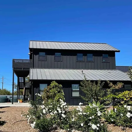 Holiday home Black Barn Ranch Hill Views Downtown Close *