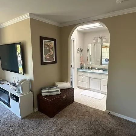 Oasis Private Entry Suite, Pool, Jacuzzi And Homestay *