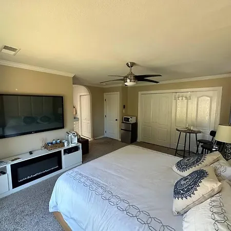 Oasis Private Entry Suite, Pool, Jacuzzi And *