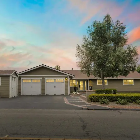 Sleeps 11 Wine Trail Fire Pit Bocce & Trampoline