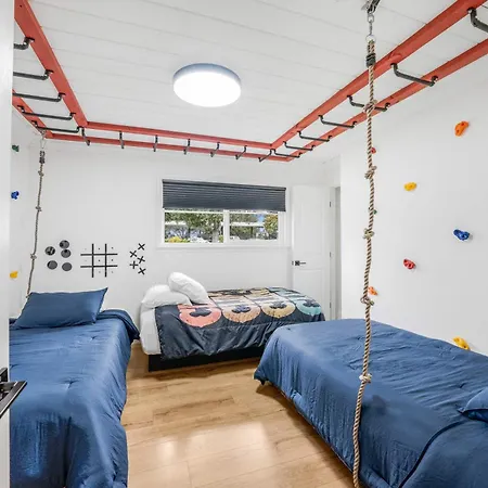 Sleeps 11 Wine Trail Fire Pit Bocce & Trampoline *