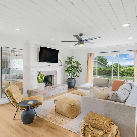 Holiday home Sleeps 11 Wine Trail Fire Pit Bocce & Trampoline *