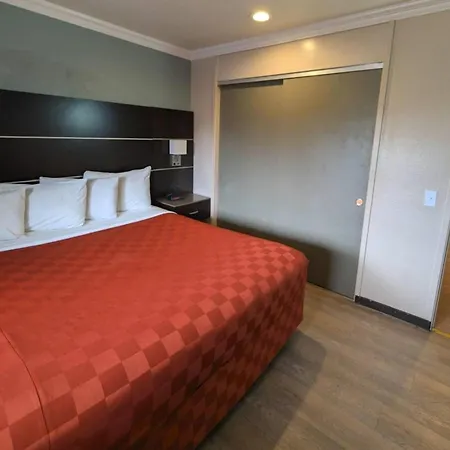 Olive Tree & Suites, A Howard Johnson By Wyndham Hotel