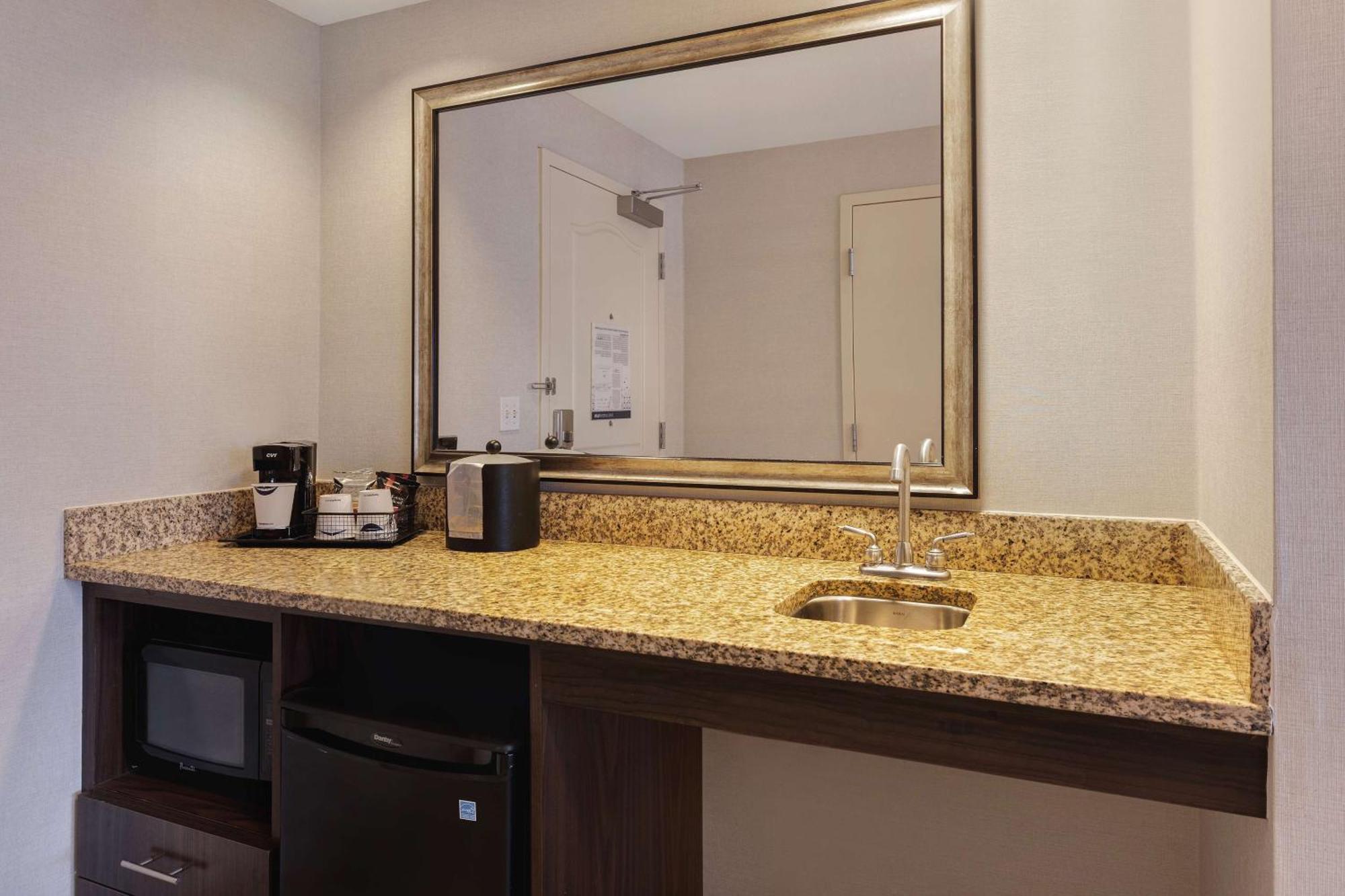 Hampton & Hotel 3*