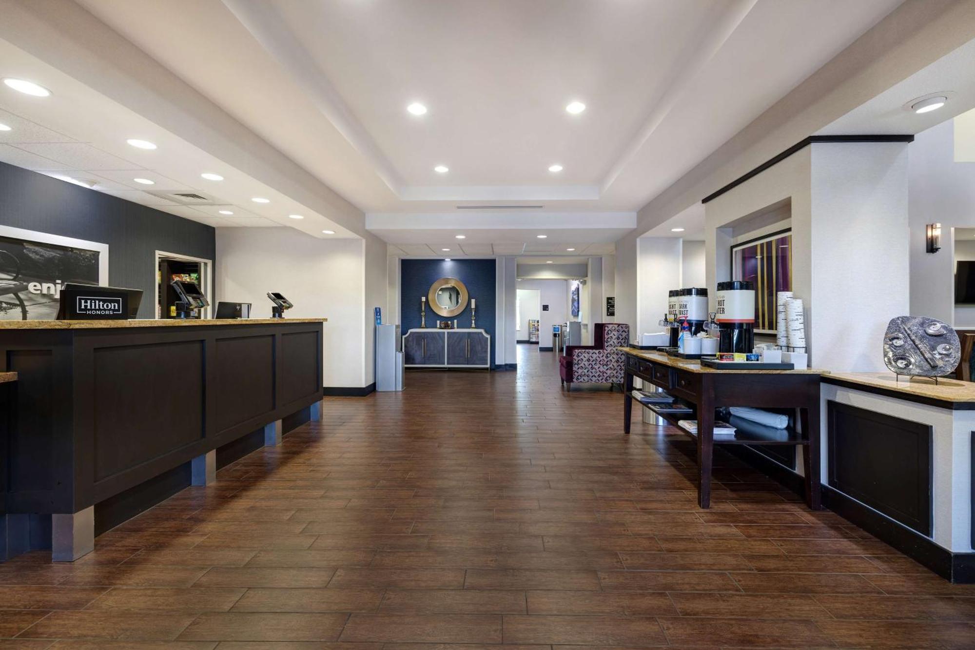 Hampton & Hotel