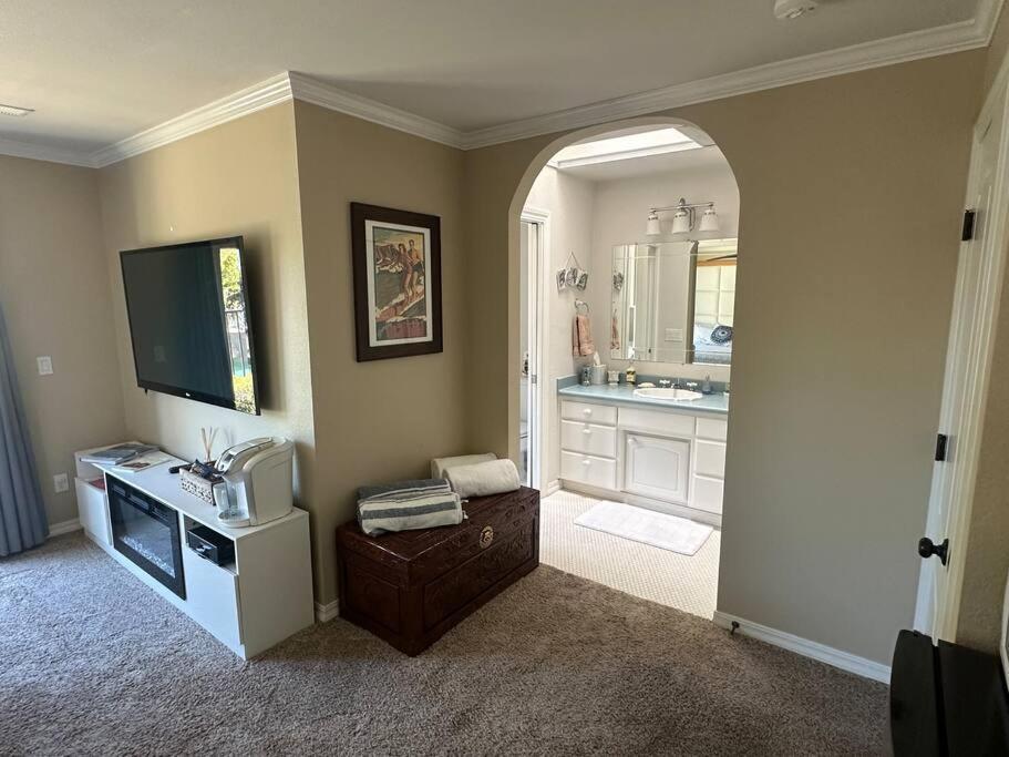 Oasis Private Entry Suite, Pool, Jacuzzi And Homestay *