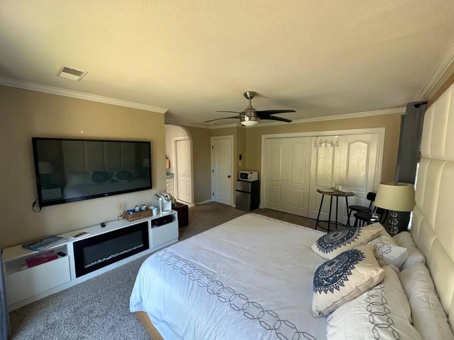 Oasis Private Entry Suite, Pool, Jacuzzi And *