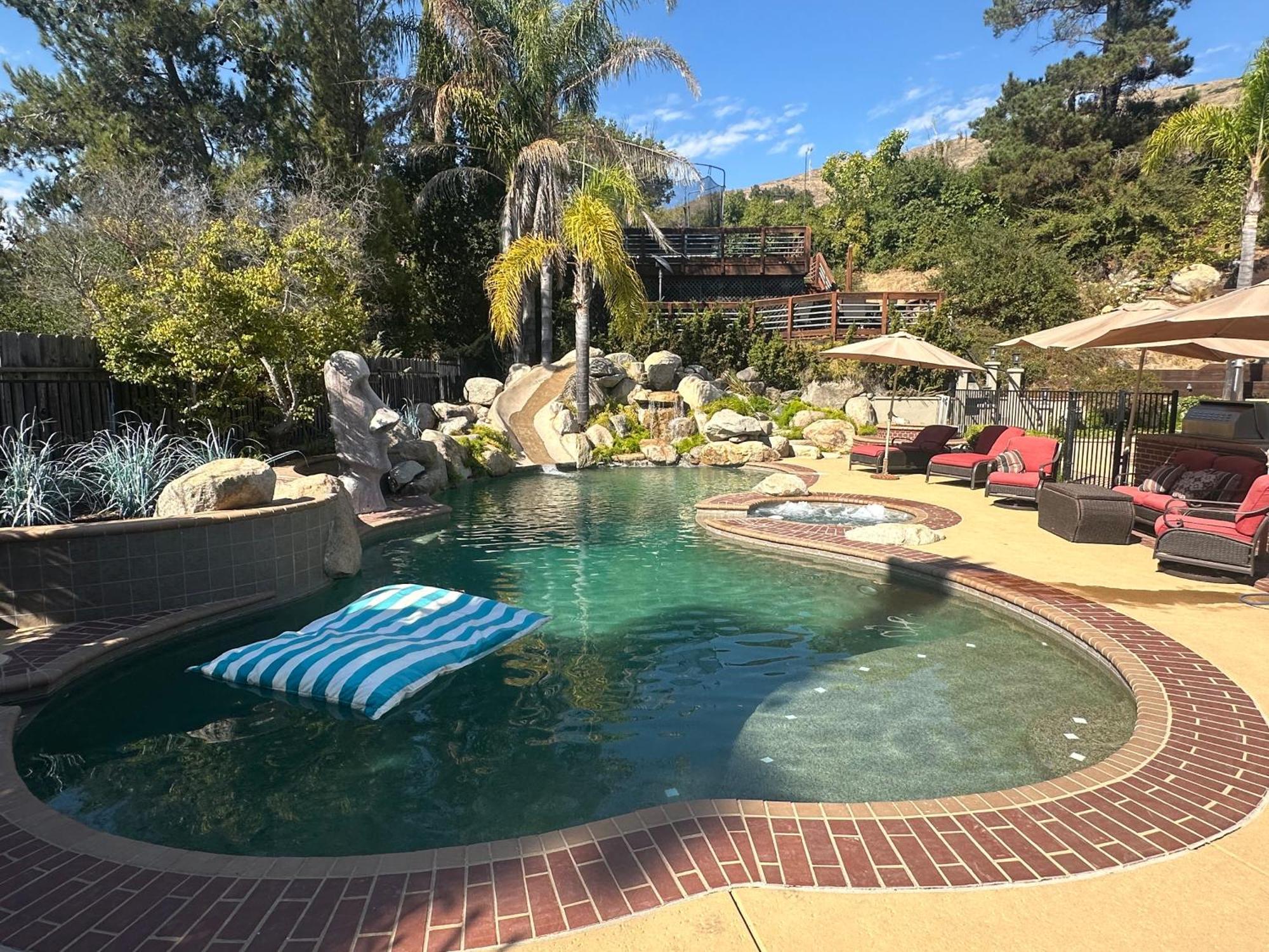 Oasis Private Entry Suite, Pool, Jacuzzi And Homestay