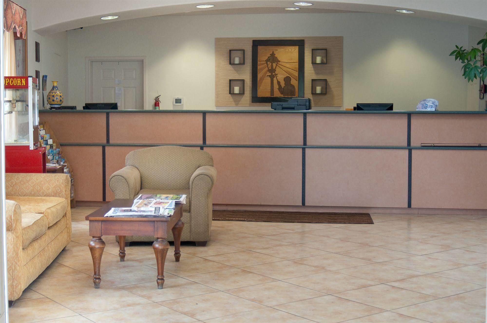 Hotel Lamplighter &