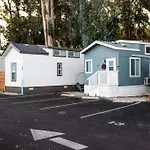 Coastal Tiny House 2 Queen Beds Low Loft