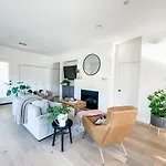 Luxurious Dowtown Condo With Private Rooftop
