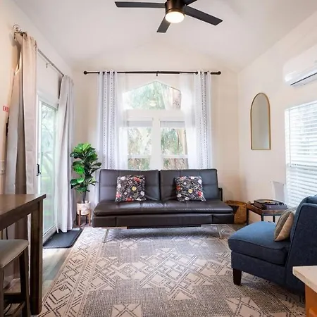 The Tiny Loft And Private Yard