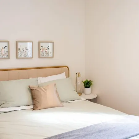 Modern 2-bedroom Eucalyptus House Holiday home *