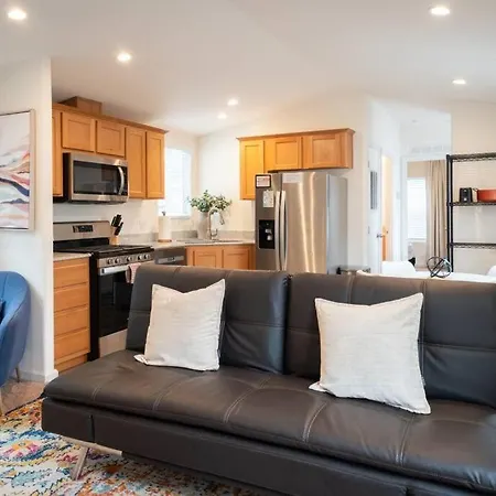 Modern 2-bedroom Eucalyptus House Holiday home *