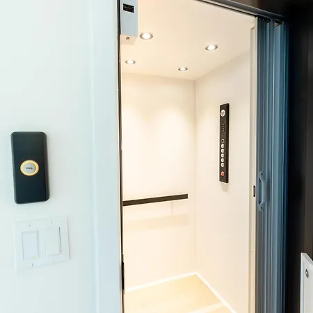 Luxurious Dowtown With Private Rooftop *