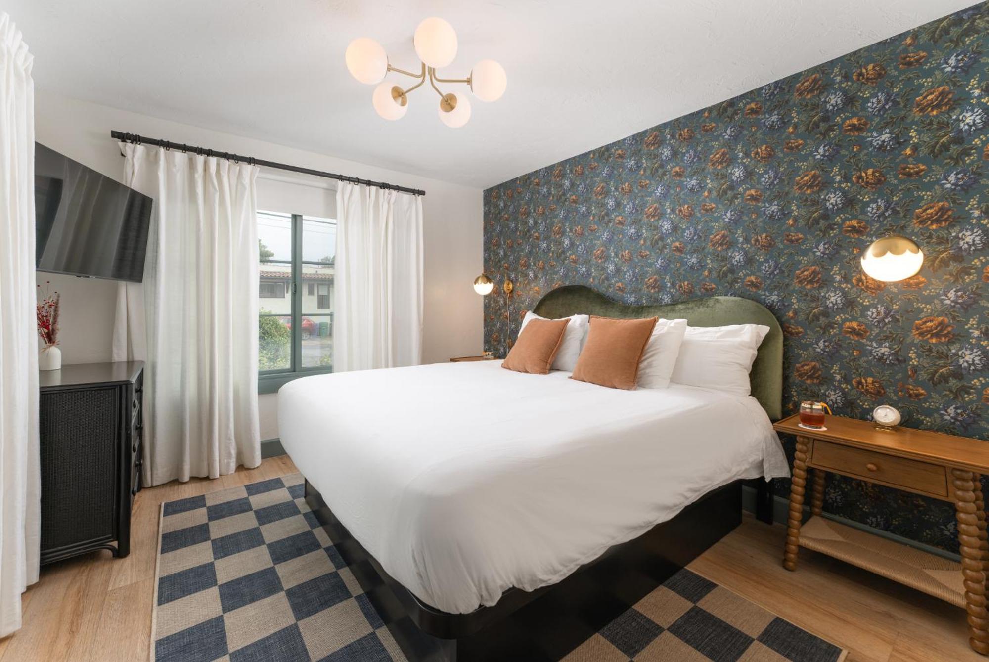 Bed & Breakfast Petit Soleil - Bed, Breakfast And Bar San Luis Obispo