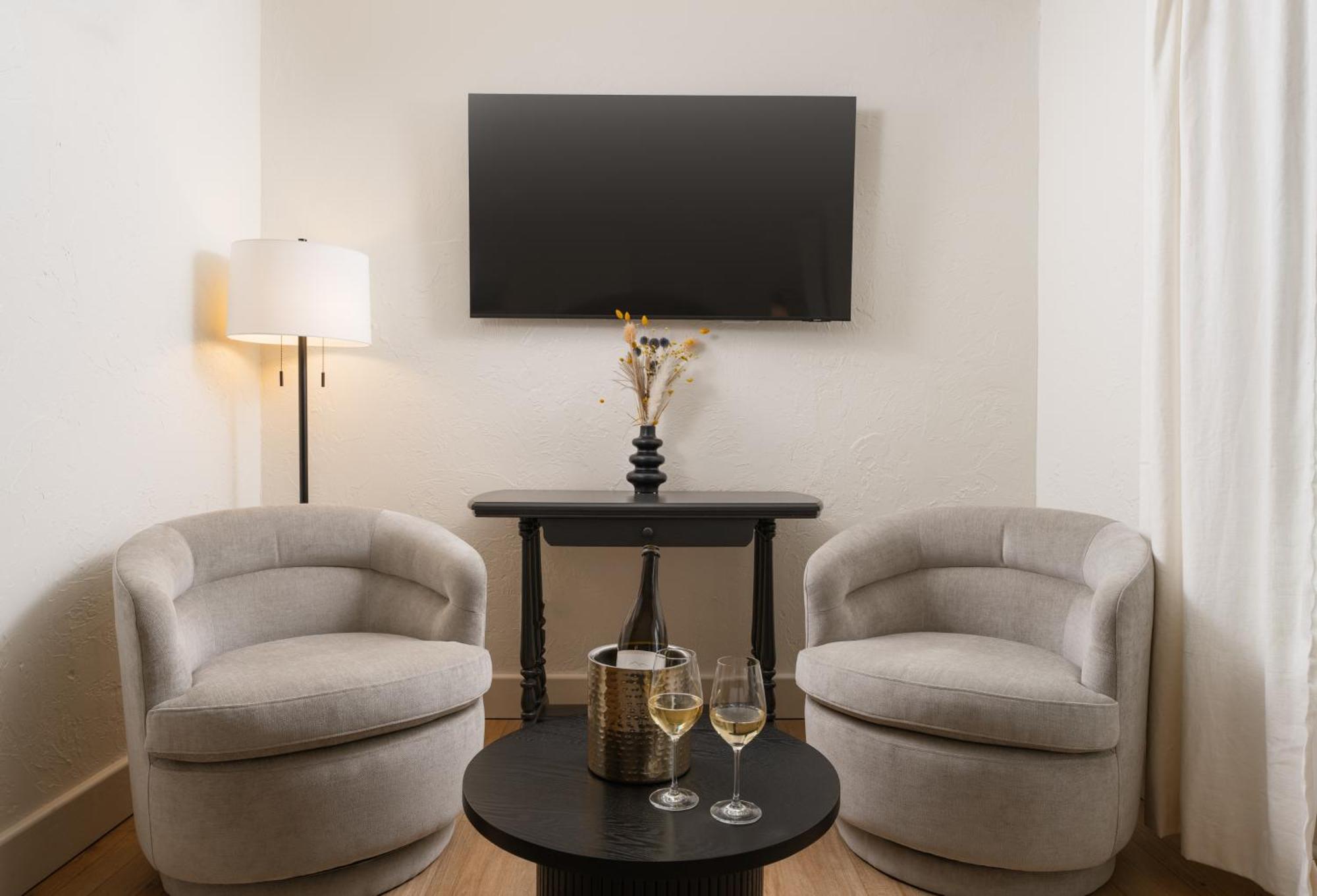 Petit Soleil - Bed, Breakfast And Bar