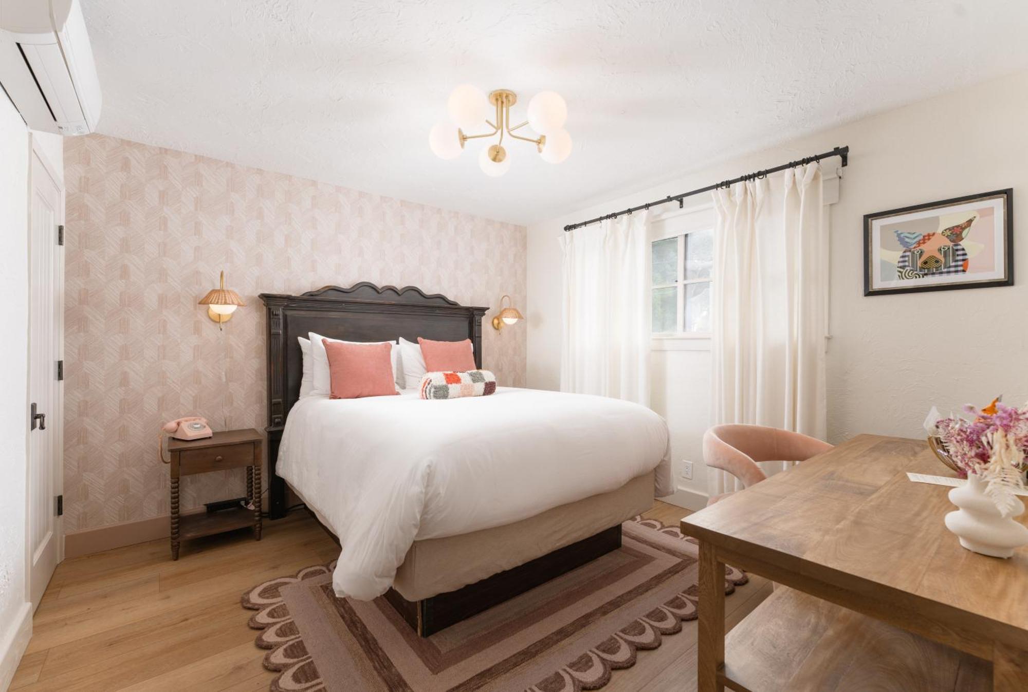 Bed & Breakfast Petit Soleil - Bed, Breakfast And Bar San Luis Obispo