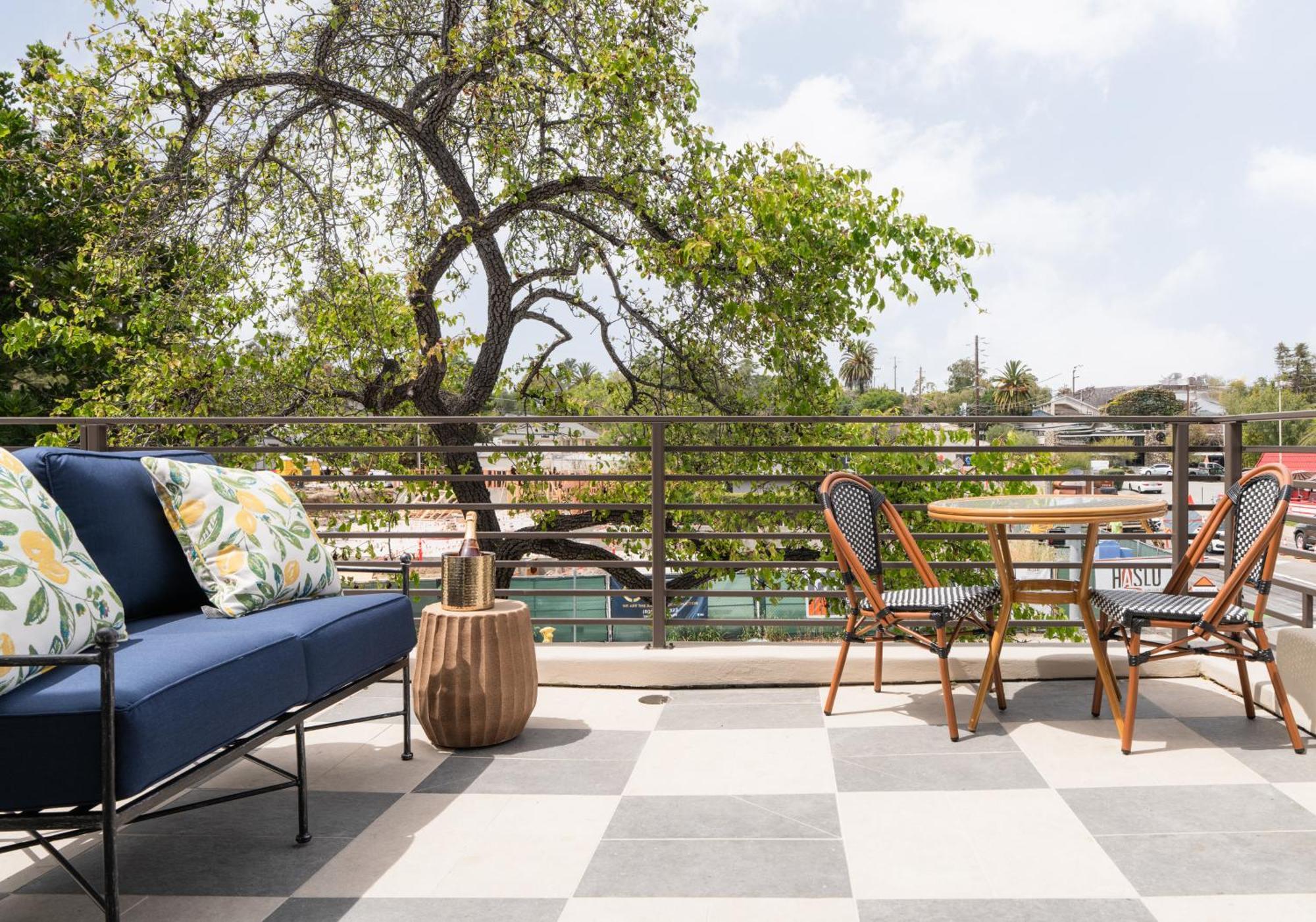 Petit Soleil - Bed, Breakfast And Bar