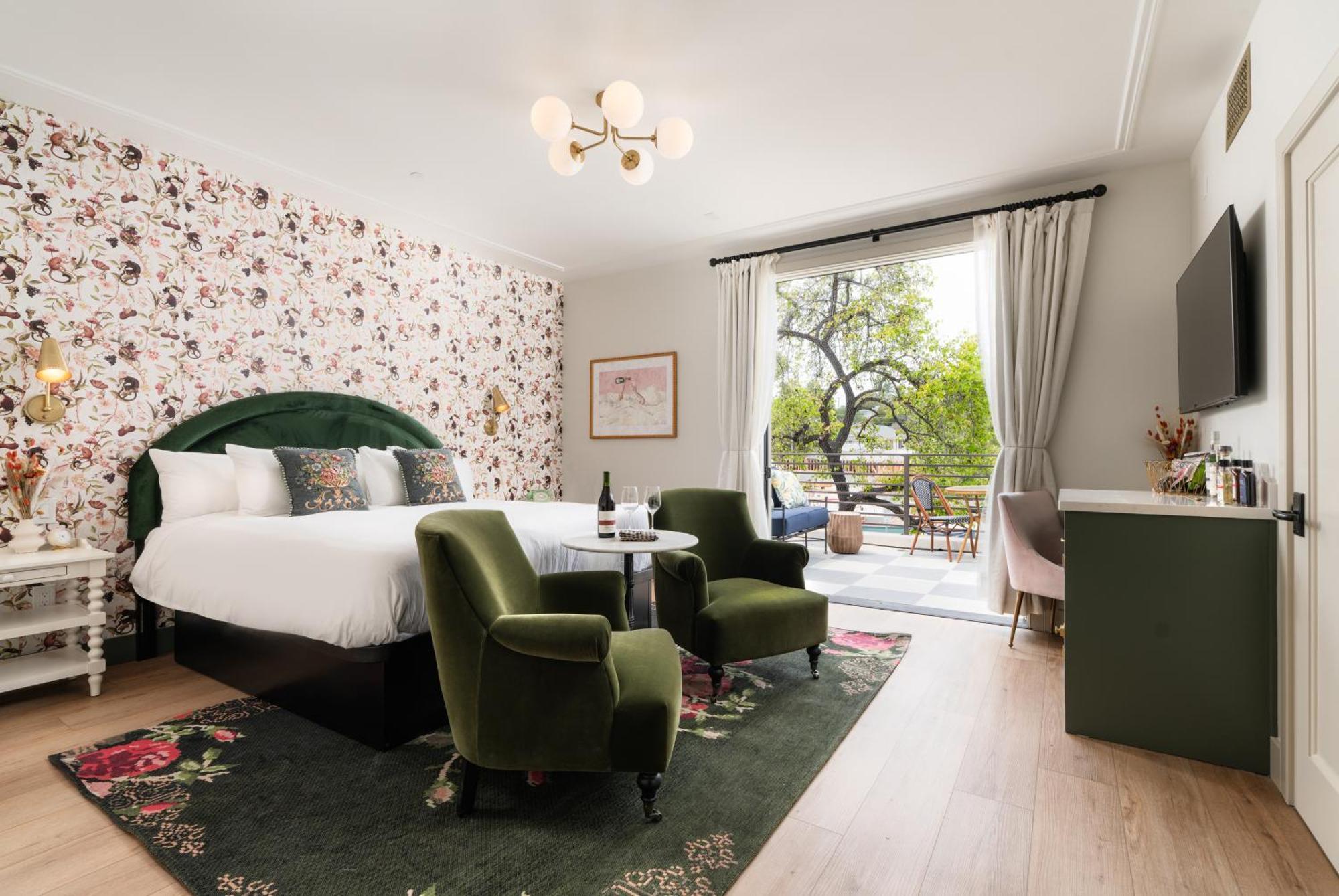 Bed & Breakfast Petit Soleil - Bed, Breakfast And Bar